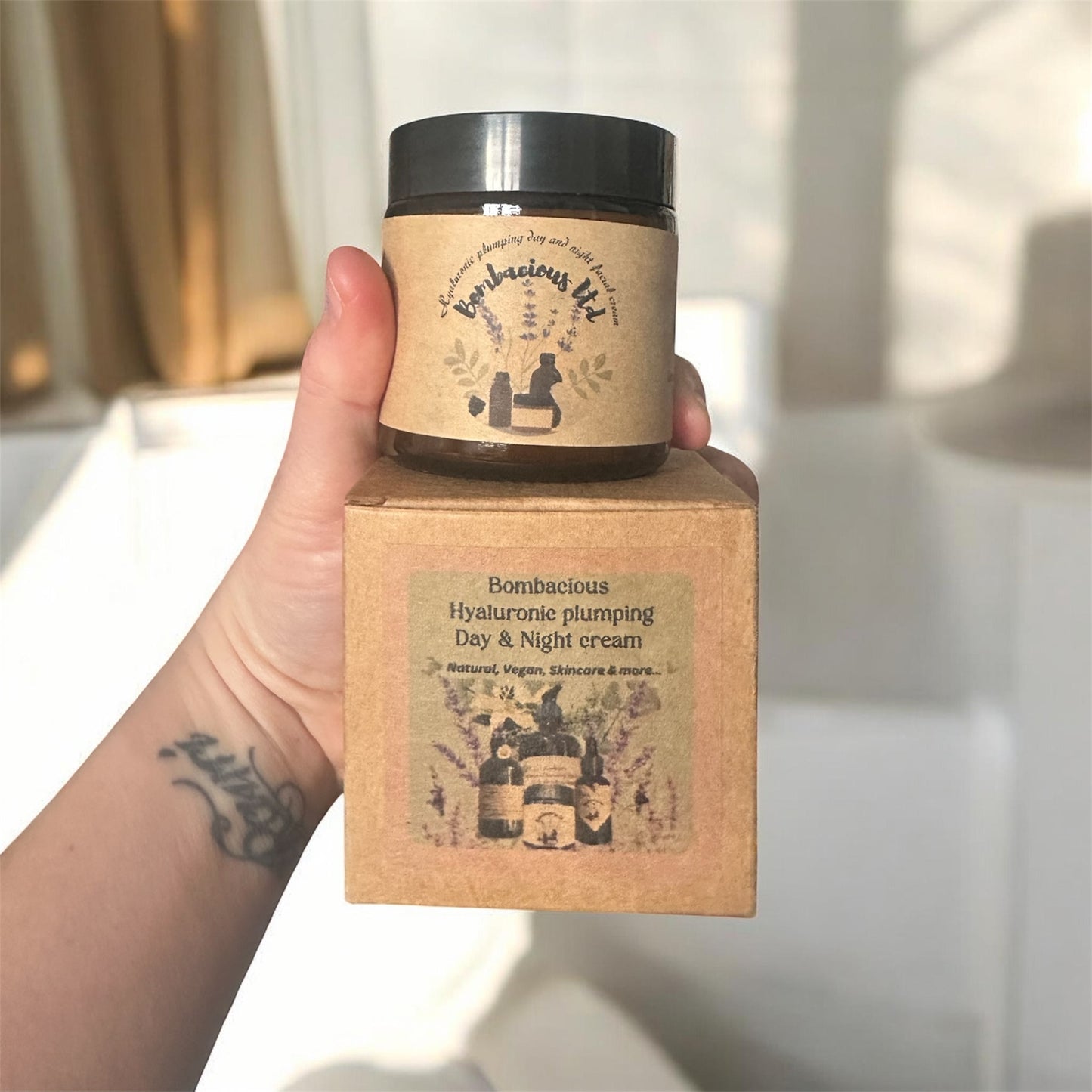 Hyaluronic plumping day and night facial cream