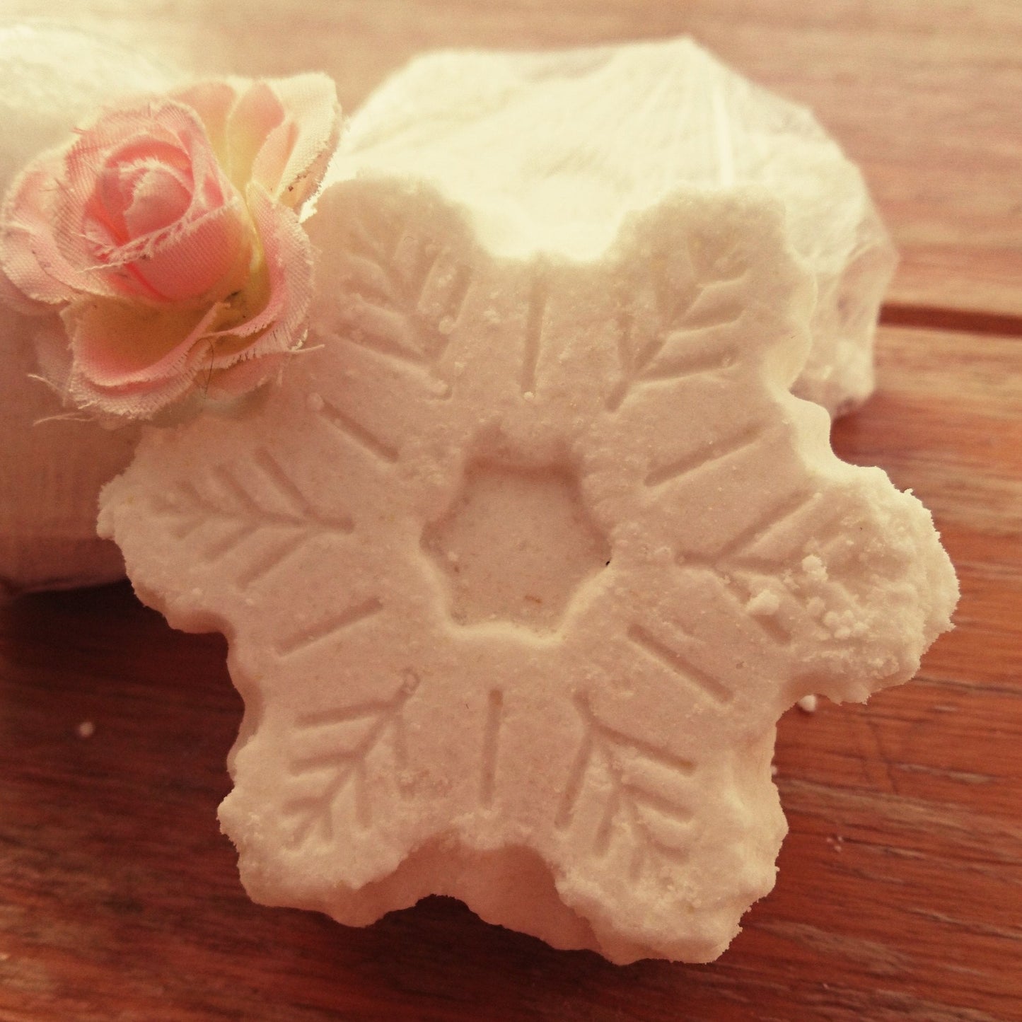 Extra Large Moisturising Snowflake Bath Bomb in a beautiful Apple Strudel scent