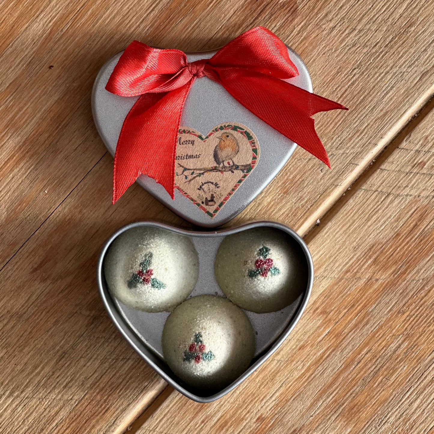 Love heart tin moisturising pud shot bath fizzer gift set