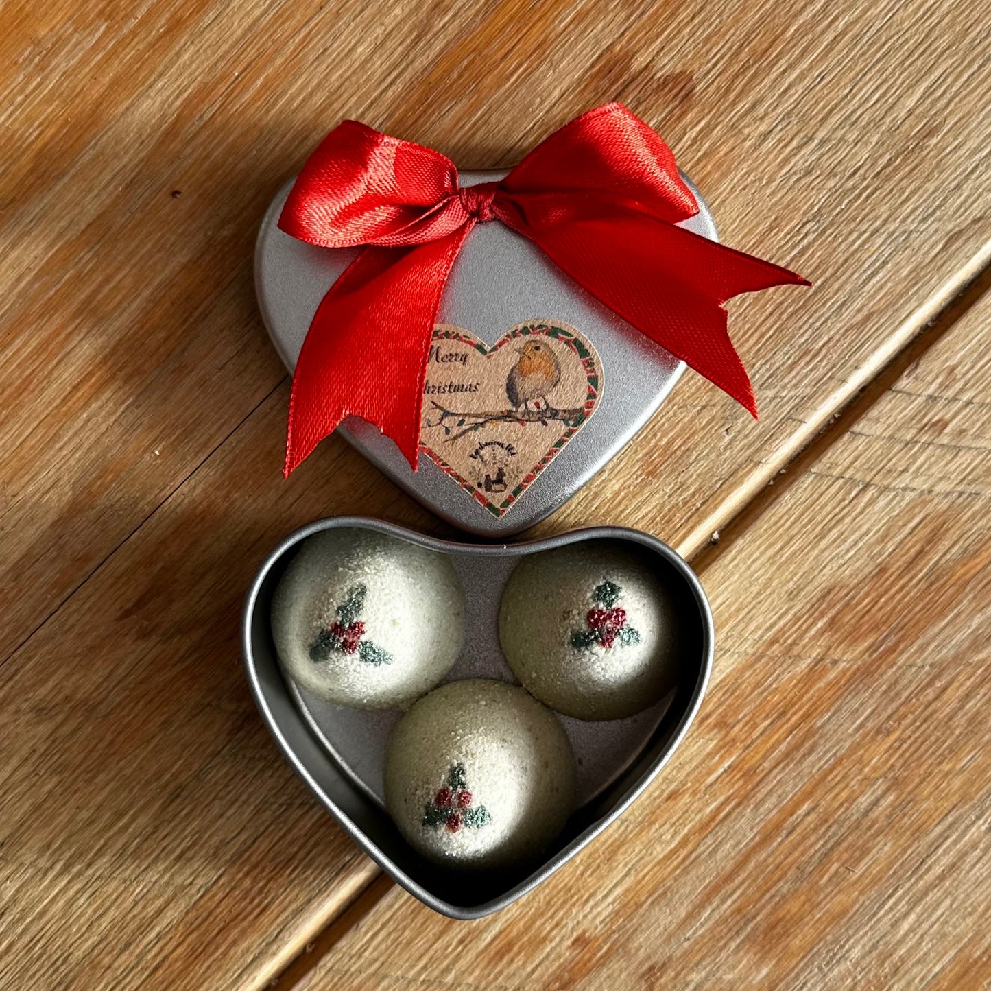 Love heart tin moisturising pud shot bath fizzer gift set