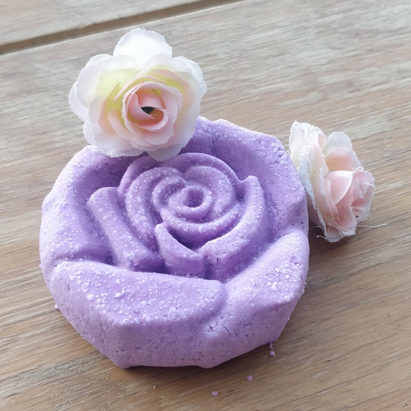 Large Rose moisturising bath bomb